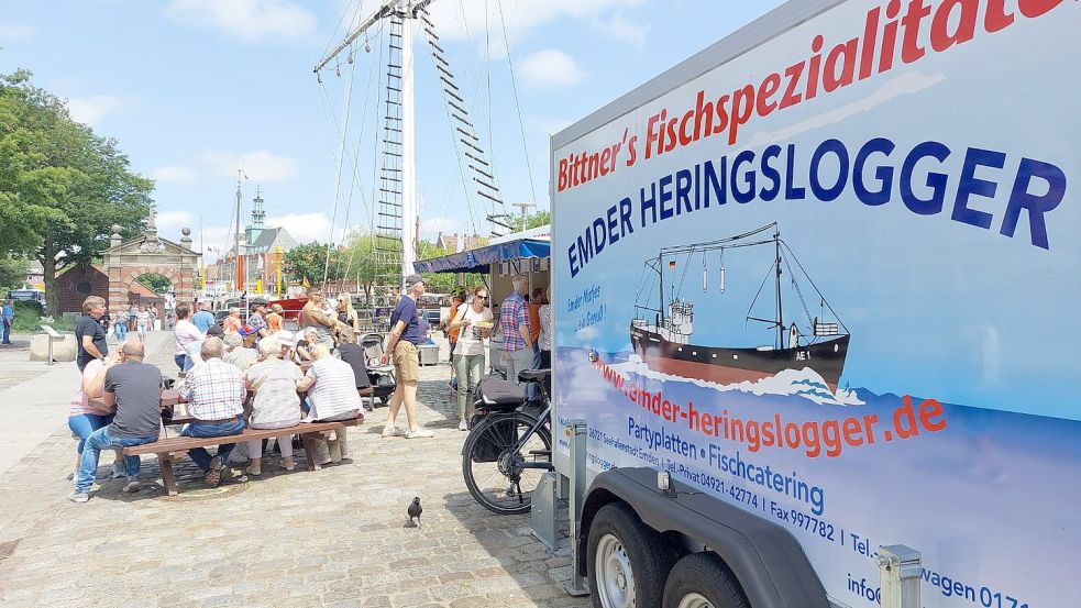 In der Urlaubssaison ist bei Bittners „Heringslogger“ am Hafentor meist viel los. Seit nun mehr 25 Jahren gibt es den Stand dort. Fotos: Hanssen