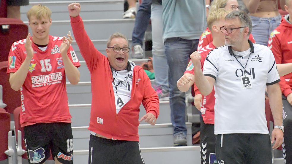 Jahrelang haben Ewald Meyer (Zweiter von links) und Arek Blacha (rechts) gemeinsam in Aurich gejubelt. Nun sind sie Gegner in der 3. Liga. Foto: Ortgies