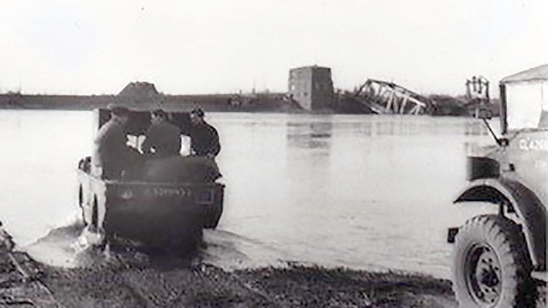 Das Bild vom 13. Februar 1946 zeigt kanadische Soldaten, die mit Spezialfahrzeugen bei der zerstörten Friesenbrücke über die Ems setzen wollen. Foto: GA-Archiv