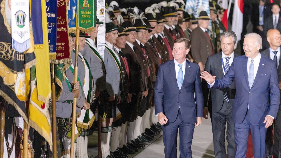Joe Biden wurde bei seiner Ankunft am Münchener Flughafen von Trachtenvereinen begrüßt. Foto: dpa/Daniel Karmann
