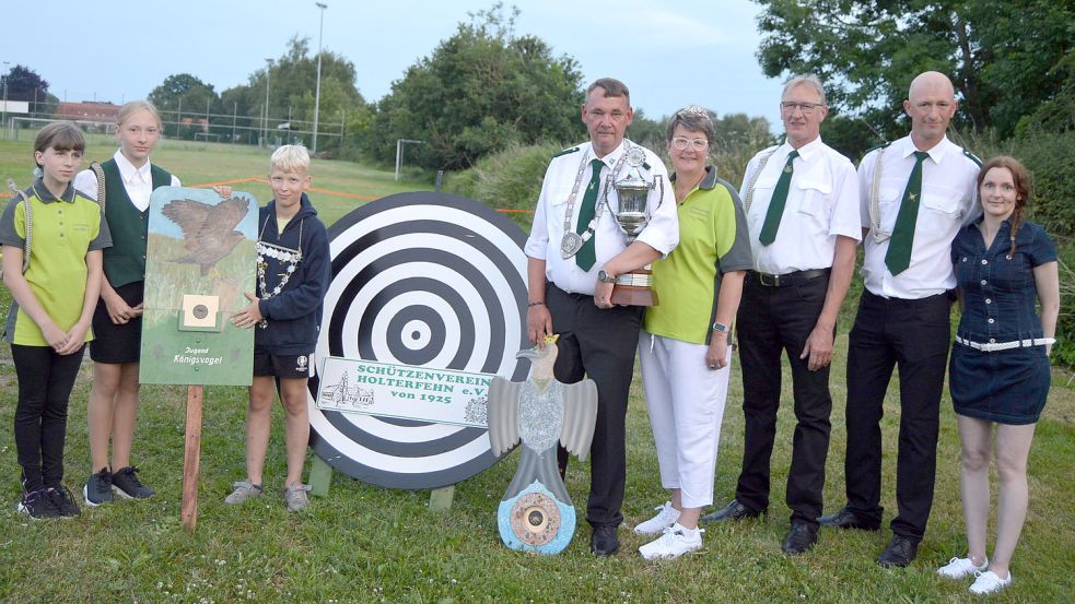 Voller Stolz präsentiert Olaf Timm, der neue Schützenkönig des Schützenverein Holterfehn, Wanderpokal und Holzadler. Das Bild zeigt den neuen Königsthron: (von links) Laura Troitzschel, Hanna Lühring, Devin Stomberg, Olaf Timm, Hannelore Kuhlmann-Meyer, Dieter Cramer sowie Dennis und Stephanie Bluhm. Es fehlt Mats Meyer. Fotos: Weers