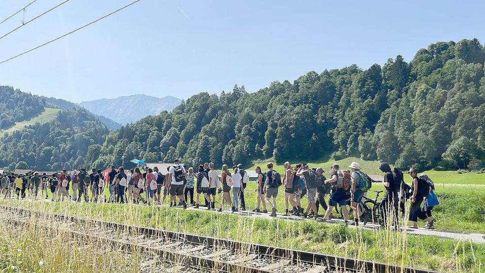 G7-Gegner wandern in Polizeibegleitung von Garmisch Richtung Schloss Elmau Foto: Tobias Schmidt