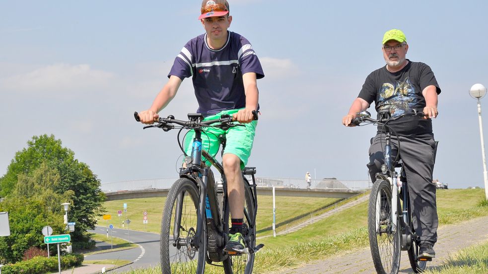 Tobias (links) und Detlef Cholewa haben ihren Tag in Bensersiel genutzt, um sich im Ort umzusehen. Foto: Ullrich