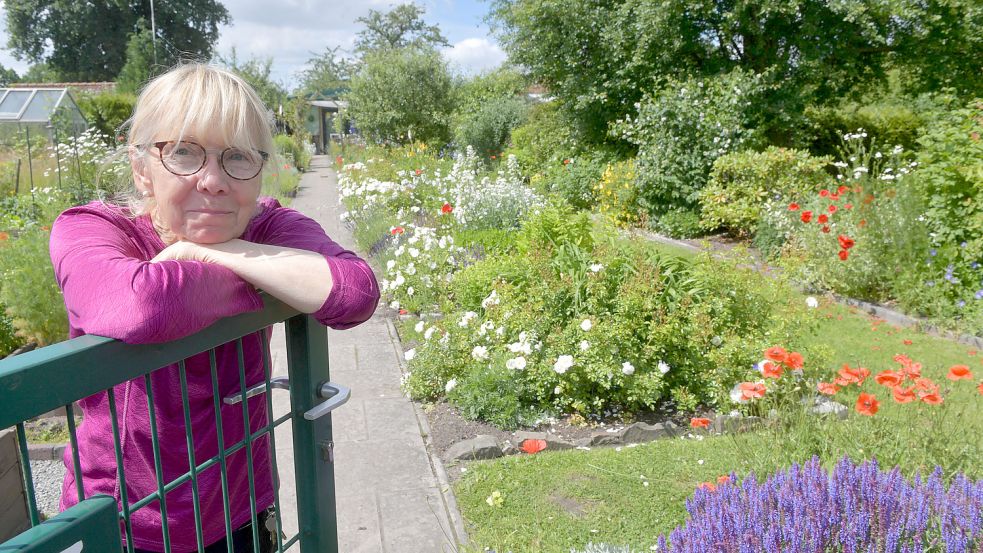 Für Karin Pruin ist ihr Garten ein Ort der Ruhe und Entspannung. Foto: Ortgies