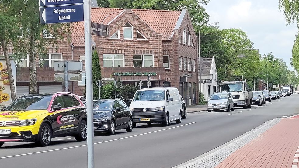 Lange Staus, wie hier in der Ubbo-Emmius-Straße, haben die Stadtverwaltung veranlasst, die Ampelschaltung am Bummert anzupassen. Foto: Wolters/Archiv