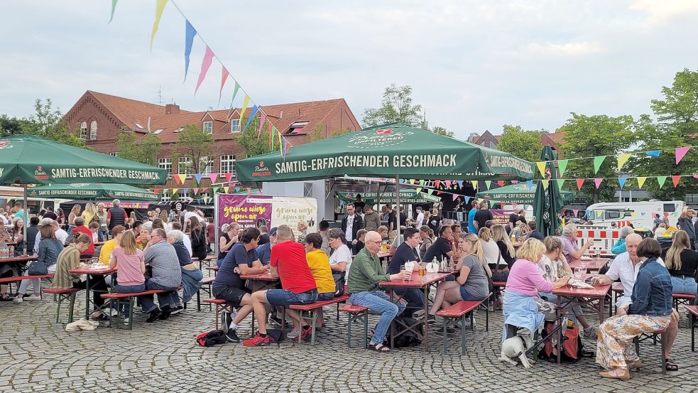 Viele Besucher ließen sich die Spezialitäten und Getränke schmecken. Foto: Wolters