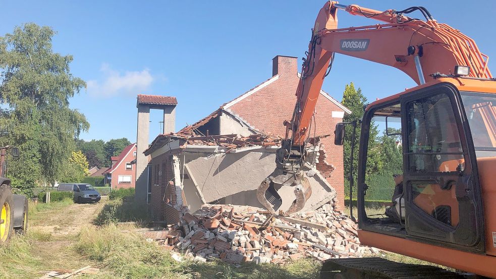 Am Dienstagmorgen rückte der Bagger an und begann mit dem Abriss der entweihten Kirche. Foto: Ammermann