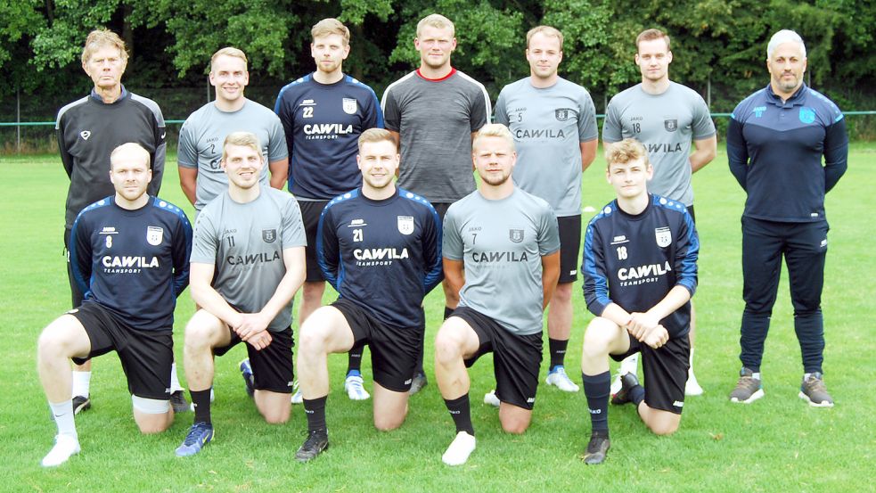 Neu beim SC Blau-Weiß 94 Papenburg sind (hinten von links) Torwarttrainer Harry Drent, Sönke Weßling, Mario Brands, Frank Beekmann, Markus Raming-Freesen, Bent Janßen, Trainer George-Cemil Yumusak sowie (vorne von links) Ole Eucken, Steffen Busemann, Eike Begemann, Lukas Koets und Felix Gerdes. Es fehlt Lennart Güthoff. Foto: Reemts