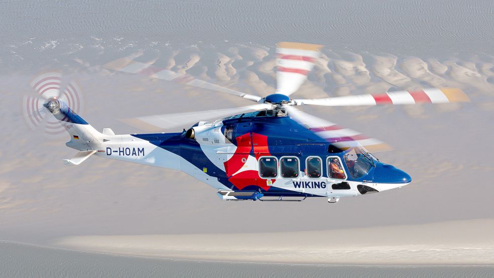 Ein Helikopter der Firma Wiking auf einem Versorgungsflug über der Nordsee. Foto: Fabian Lührs