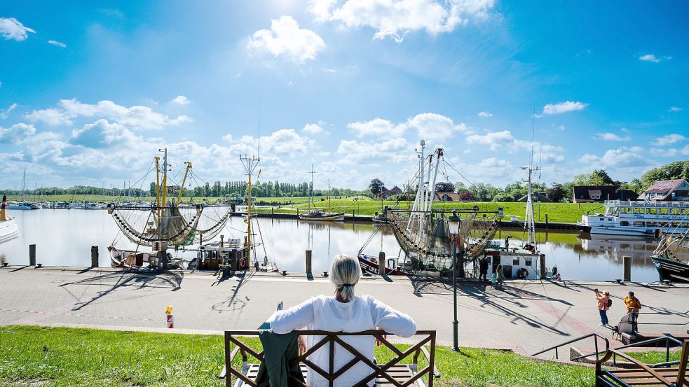 Einfach mal Teil der Landschaft werden, die man sonst nur beschreibt: Elke Bergsma blickt auf den Hafen von Greetsiel. Fotos: Oliver Nauditt.