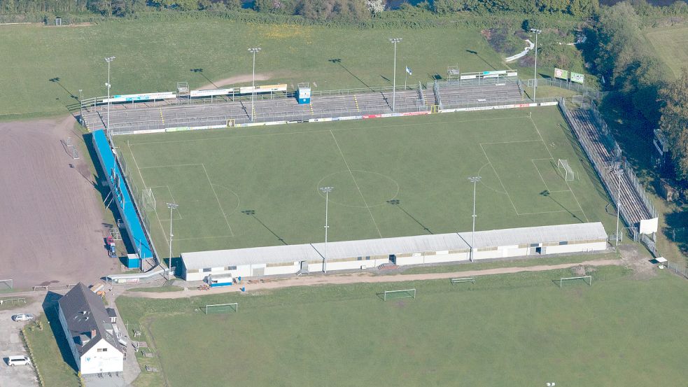 Das Ostfriesland-Stadion von Kickers Emden. Der Verein hatte Pläne vorgestellt, nach denen ein Teil der Osttribüne (Richtung Hinter Tief) umgebaut werden könnte, um dort auch eine Kita zu errichten. Foto: Tobias Bruns/Archiv