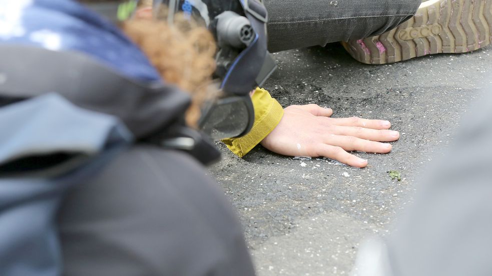 Festgeklebte Hände gehören offenbar zum Standard von Klimaschützern. Foto: dpa/Bodo Marks
