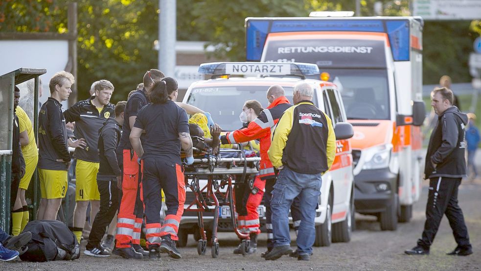 Bei einigen Einsätzen – wie hier bei einem Fußballspiel im vergangenen August in Larrelt – wird zum Rettungswagen auch der Notarzt hinzugerufen. Foto: Archiv/J. Doden