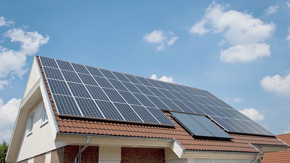 Solarzellen auf dem eigenen Dach: In 10,8 Millionen deutschen Haushalten ist das möglich. Foto: IMAGO/McPHOTO/B. Leitner