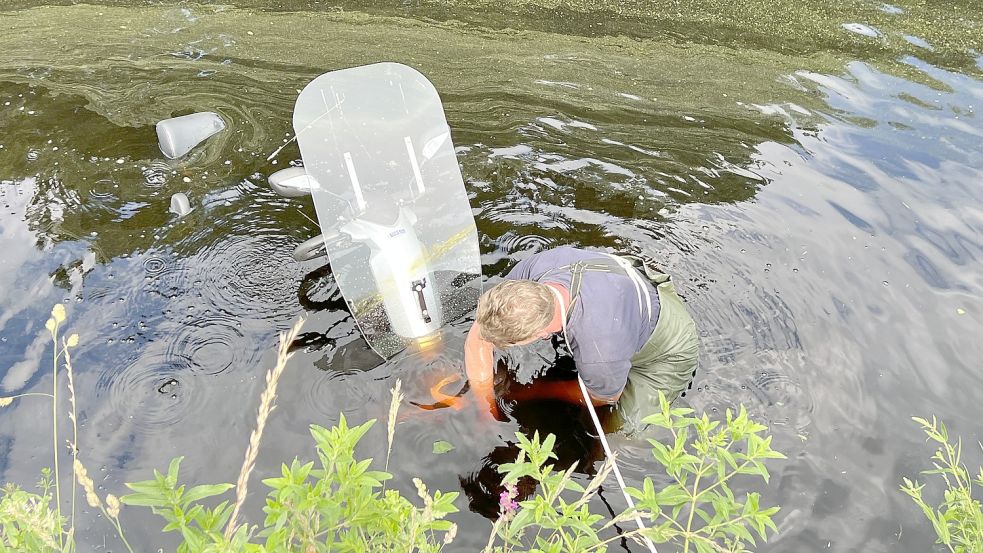 Die Feuerwehr zog den Rollstuhl aus dem Wasser. Foto: Feuerwehr