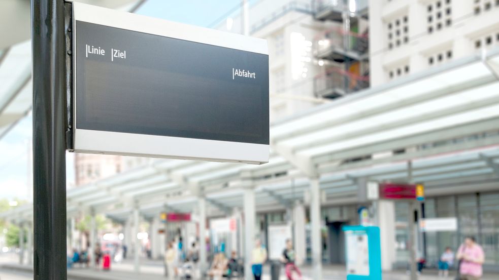 Wann kommt der nächste Bus? Displays wie auf diesem Symbolbild könnten künftig in Ostfriesland darüber Auskunft geben. Foto: Petair/stock.adobe.com