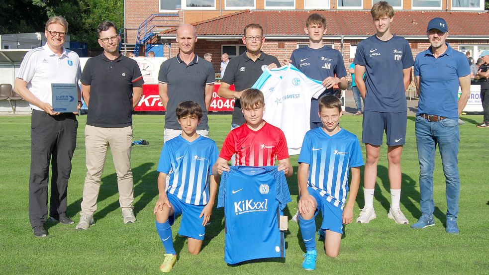 BW Papenburg wurde für seine gute Zusammenarbeit mit dem JLZ Emsland geehrt. Das Foto zeigt (hinten, von links) Thomas Abbes (1. Vorsitzender BW Papenburg), Christoph Schade (Jugendwart BW), Winfried Budde (Sportlicher Leiter JLZ Emsland), Christian Buchholz (Knappenschmiede), Julian Walker, Matthes Meyering (beide U17 JLZ), Branko Dragutinovic (Nachwuchskoordinator JLZ) sowie (vorne, von links) Guiseppe Ruggiero, Lucas Bivour und Onno Feldmann (alle U14 JLZ). Foto: Reemts