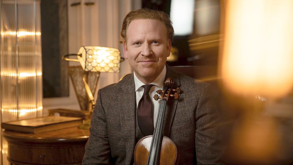 Der Geiger Daniel Hope gibt ein Konzert in der Georgskirche in Weener. Foto: Daniel Waldhe