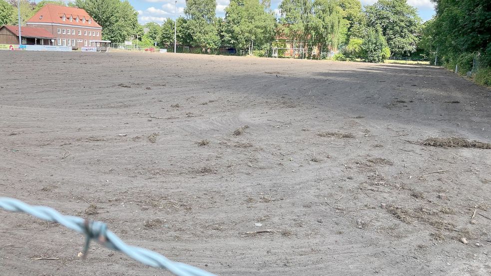 Der Fußballplatz bei Kickers Leer wird erneuert. Doch, ob dabei alles rechtens war, wird noch geprüft. Foto: Kierstein