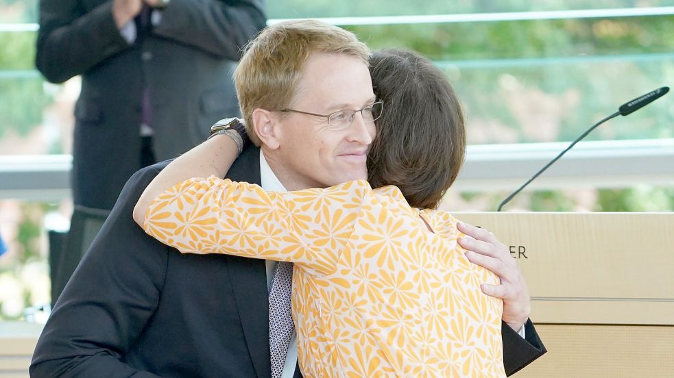 Daniel Günther (CDU), Ministerpräsident von Schleswig-Holsteins, umarmt nach seiner Wiederwahl und Vereidigung im Landtag die Landtagspräsidentin Kristina Herbst (CDU). Foto: Marcus Brandt/dpa
