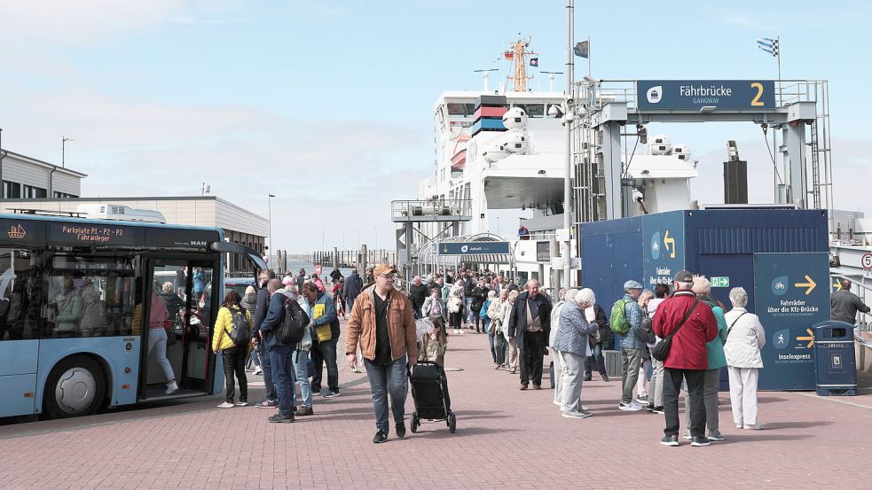 Auch zu Pfingsten waren in diesem Jahr viele Menschen zwischen Norddeich und Norderney unterwegs. Das Foto entstand am 4. Juni bei der Ankunft der Fähre Frisia III, wo gegen 16.45 Uhr ankommende Fahrgäste auf Abreisewillige trafen. Archivfoto: Boki