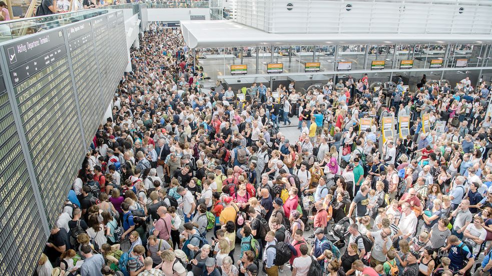 Szenen wie hier in München aus dem Jahr 2018 sind auch in diesem Sommer an vielen deutschen Flughäfen zu beobachten. Foto: dpa/Matthias Balk