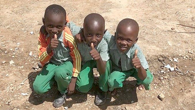 Diese drei Jungen besuchen die Grundschule in Likoni und freuen sich auf den Unterricht. Foto: Privat