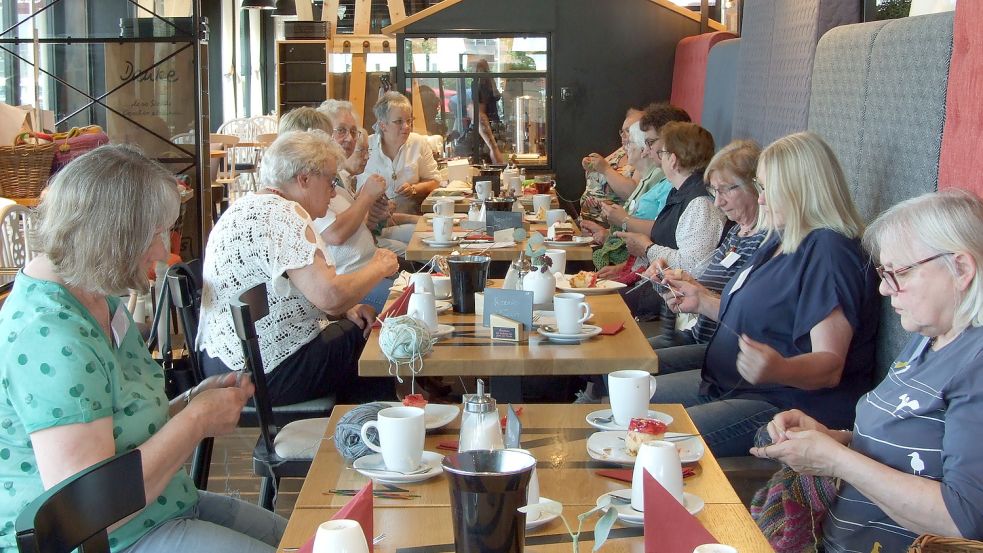 Zum Tag des Strickens trafen sich viele Frauen im Café, um öffentlich zu handarbeiten.