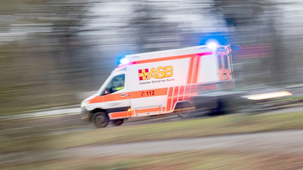 Mit der Frage, ob die Rettungsdienste in Wiesmoor schneller werden können und müssen, beschäftigt sich am Donnerstag der Sozialausschuss. Foto: Stratenschulte/dpa