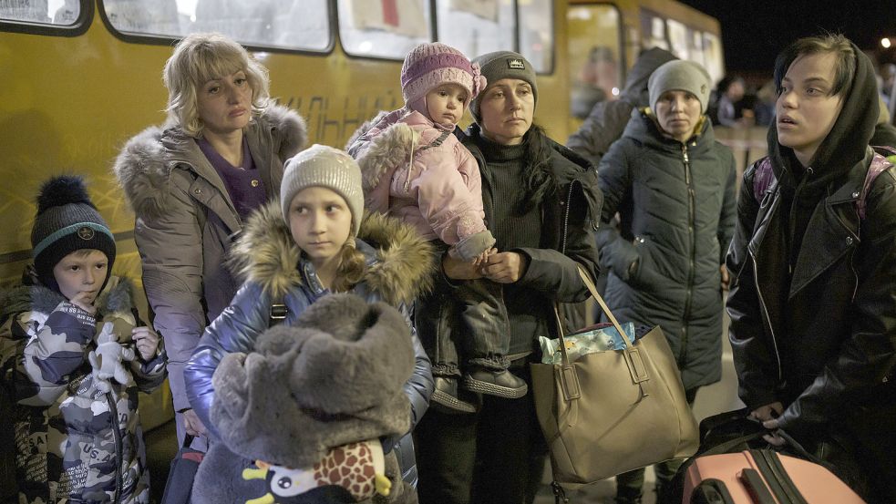 Das Flüchtlingskommissariat der Vereinten Nationen (UNHCR) zählt erstmals mehr als 100 Millionen Flüchtlinge weltweit. Das Foto zeigt Menschen am Bahnhof der ukrainischen Stadt Saporischschja, die weiter in Richtung Westen fliehen. Foto: Felipe Dana/AP/dpa
