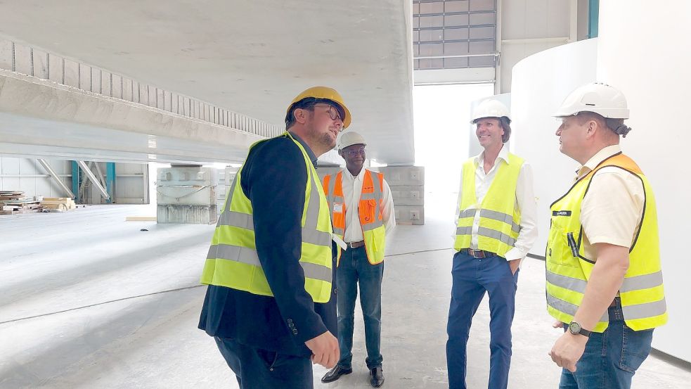 So dicht kommt man wohl nicht mehr an die Decke des Elbtunnels. Der wird derzeit im Emder Werk „Bettels Betonfertigteile“ gefertigt. Oberbürgermeister Tim Kruithoff (von links) wurde von Vertriebsleiter Hervé Guy Mota, Geschäftsführer Knut Bettels und Werksleiter Oliver Wolter herumgeführt. Fotos: Hanssen