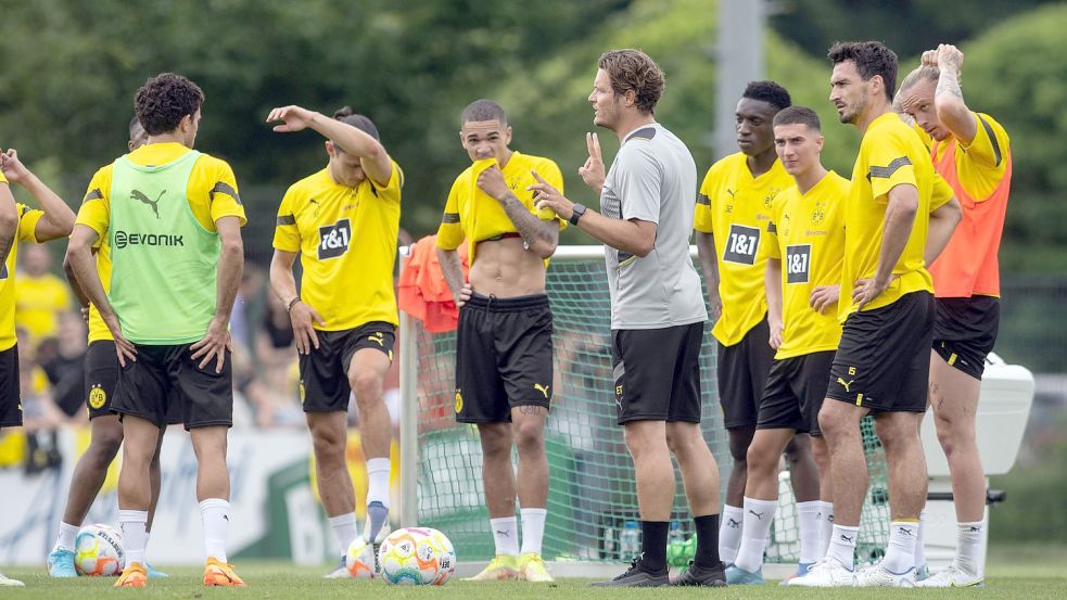 Öffentliches Training von Borussia Dortmund auf dem vereinseigenen Trainingsgelände. Trainer Edin Terzic (M) leitet das Training. Foto: Bernd Thissen/dpa