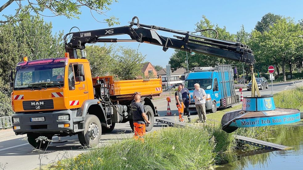 Am Mittwochvormittag hat der Bauhof der Gemeinde Rhauderfehn die Plattform, auf der das Beton-Maskottchen Fokko stand, aus der 1. Südwieke gehoben. Foto: Hellmers