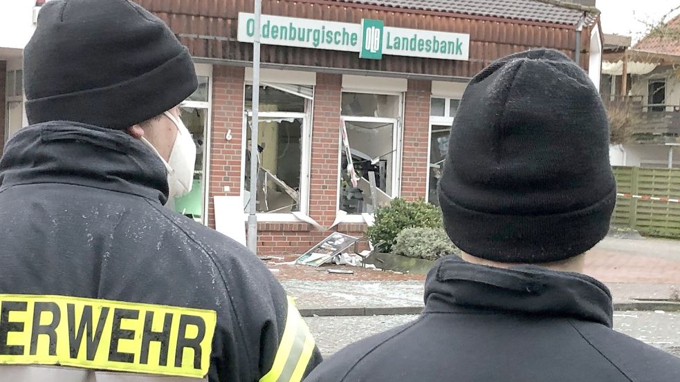 Ein Bild der Zerstörung bot sich nach der Geldautomaten-Sprengung in Augustfehn. Foto: Leonhard