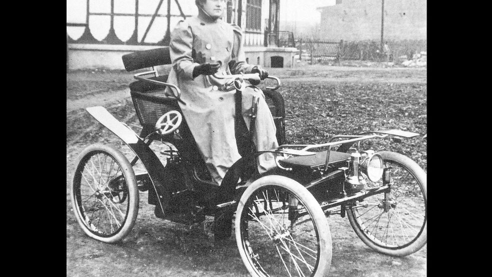 Frauen in der Geschichte des Autos: Die Eisenacherin Wilhelmine Ehrhardt gilt als erste Automobilistin Deutschlands. Hier eine Aufnahme von ihr aus dem Jahr 1899. Foto: AWE Stiftung Eisenach/MDR