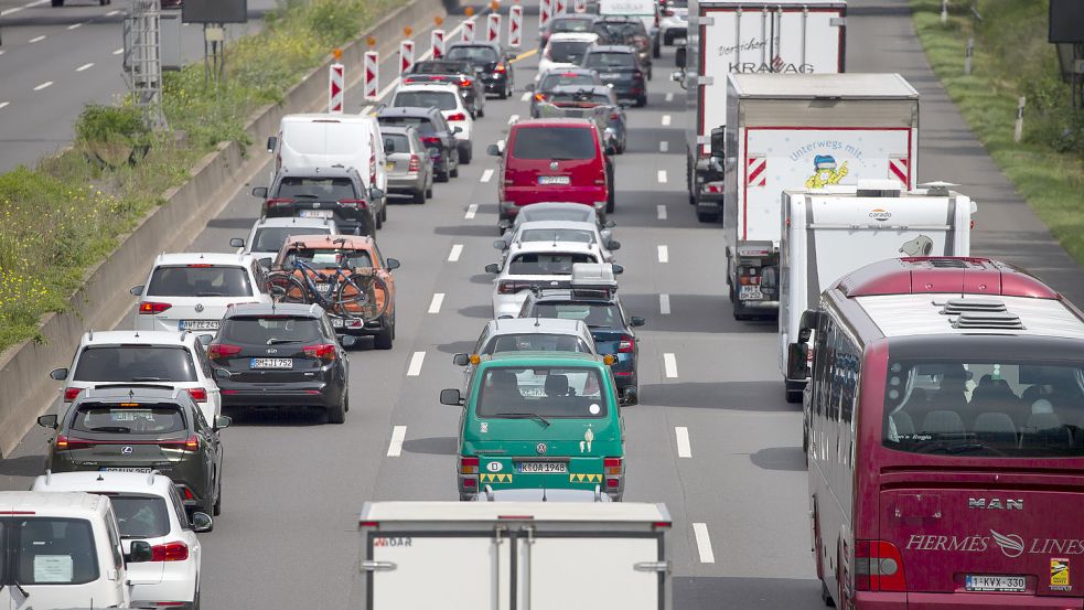 Der ADAC rechnet vor allem mit vollen Autobahnen in Richtung Nord- und Ostsee. Foto: Thomas Banneyer