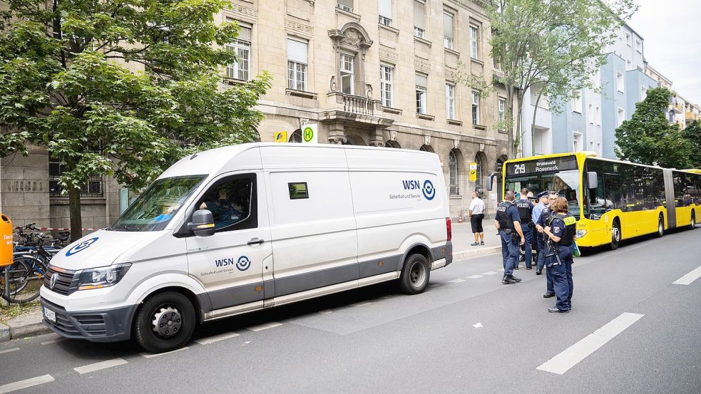 Polizeieinsatz in Berlin: Der überfallene Werttransporter ist in der Uhlandstraße im Bezirk Charlottenburg-Wilmersdorf geparkt. Foto: Christoph Soeder/dpa