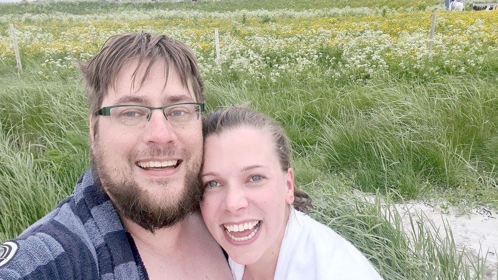 Der Sprung ins kalte Wasser war für Claus Hock und Sontka Romaneessen das Highlight auf der ersten Rallye-Party.