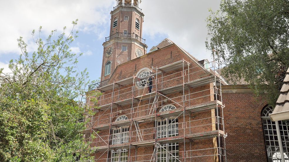 Die Große Kirche in Leer ist eingerüstet. Foto: Wolters