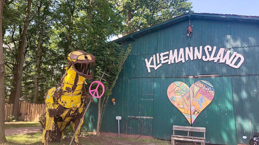 Ein Ort der Selbstverwirklichung: Der Eingang ins Kliemannsland in Niedersachsen. Foto: Ankea Janssen