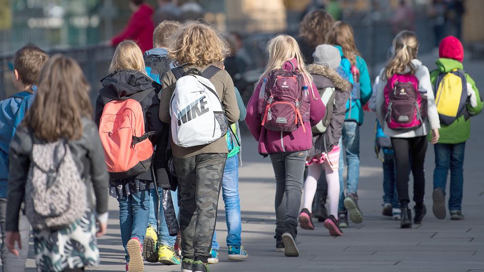 Schulen organisieren wieder Klassenfahrten. Doch die Infektionsgefahr fährt mit. Foto: Skolimowska/DPA