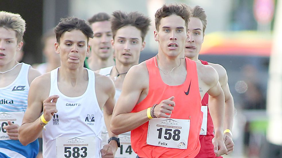 Da war gesundheitlich noch alles in Ordnung: Mitte Mai war der Emder Felix Ebel (rechts) in Karlsruhe mit einem Sieg in einer neuen persönlichen Bestzeit über die 1500 Meter in die Wettkampf-Saison gestartet. Nun endet diese vorzeitig auf ärgerliche Art und Weise. Foto: Görlitz