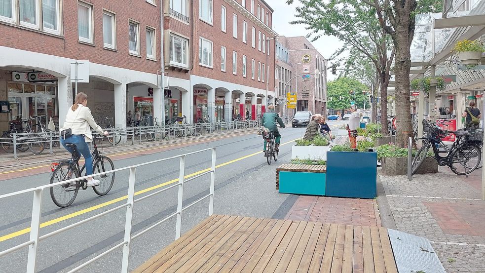 Die Emder Innenstadt soll fahrradfreundlicher und autofreier werden sowie mehr Aufenthaltsqualität bekommen. In der Neutorstraße reiht sich deswegen ein Experiment an das andere: Derzeit gibt es eine Fahrradstraße mit besonderer Möblierung. Fotos: Hanssen