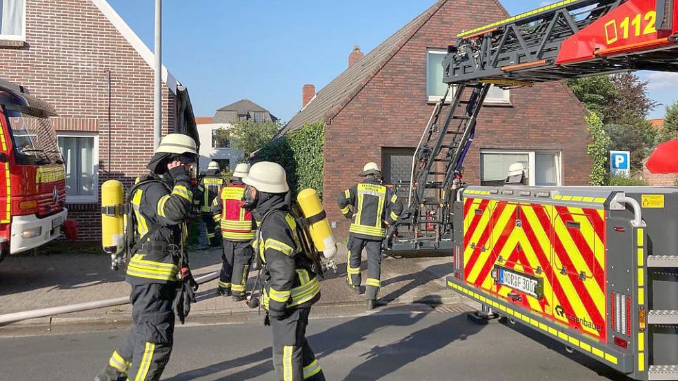 Unter Atemschutz ging die Feuerwehr zum Löschen vor. Foto: Rebecca Kresse