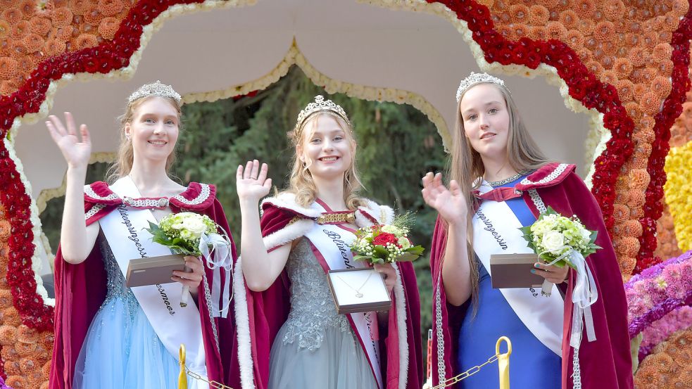 Ihr Platz wird zum kommenden Blütenfest frei: Blütenkönigin Hydrangea I. alias Anna-Lea Oltmanns (Mitte) mit den Prinzessinnen Alena Meyer (rechts) und Sarah Emkes. Foto: Ortgies/Archiv