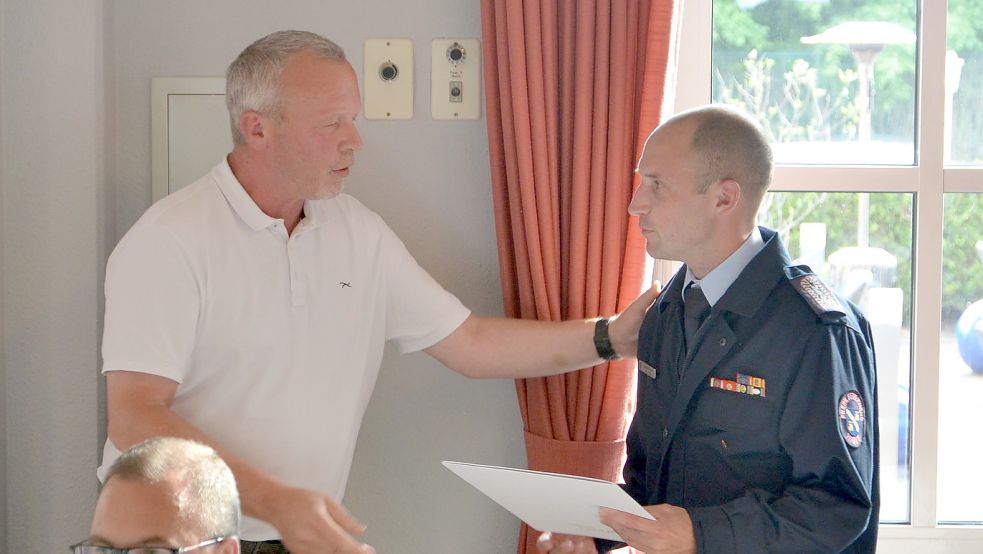 Bürgermeister Uwe Redenius (links) überreichte Bastian Kahlert die Ernennungsurkunde. Foto: Hillebrand