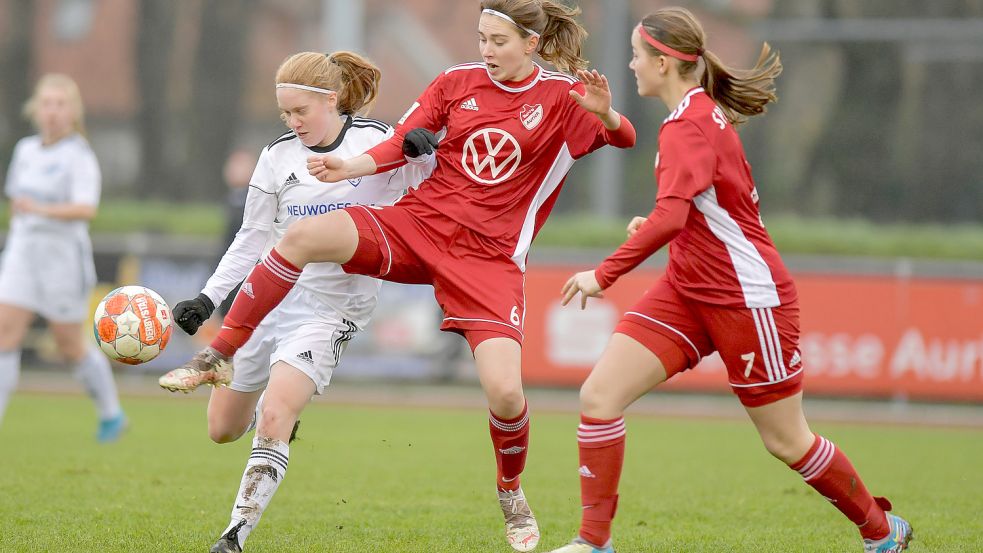 Als einige der wenigen aus dem bisherigen Kader werden Jule Kersten (Mitte) und Leonie Fiedler (rechts) auch in der kommenden Saison das SpVg-Trikot tragen. Foto: Ortgies