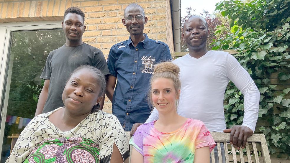Abdrahmane Banhoro (hinten von links), Adama Guy und Ali Kone riefen mit Aicha Popa (vorne links) und Annabell Che Kone zur Mahnwache auf. Foto: Kierstein