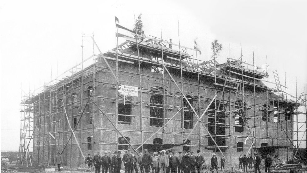 Richtfest für das Torfkraftwerk in Wiesmoor, das im Volksmund auch liebevoll „Torffresser“ genannt wurde. Für die Politik war das Projekt einzigartig und etwas ganz Neues. Foto: Frees