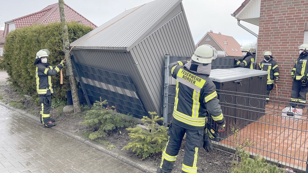 In der Alf-Depser-Straße in Norden wurde ein Schuppen aus der Verankerung gerissen. Bild: Feuerwehr